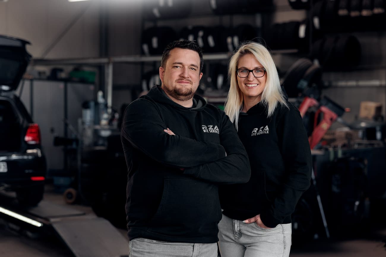 Timo und Michaela Schuhart vor dem Reifenregal der Werkstatt in Adendorf