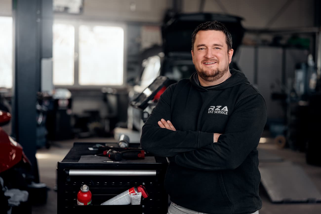 Timo Schuhart, Geschäftsführer von RZA-KFZ Service, in seiner Werkstatt in Adendorf